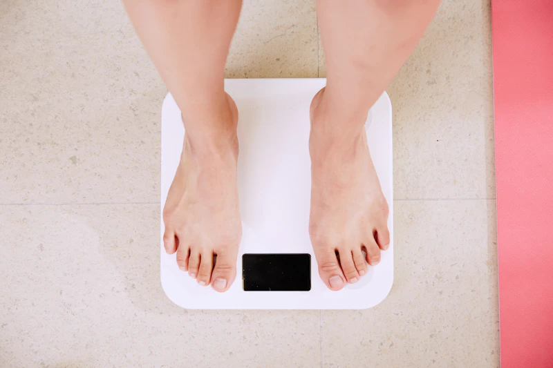 Peus descalços sobre una bàscula digital
