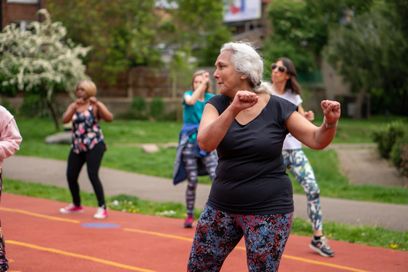 Grupo de mujeres mayores haciendo ejercicio en un parque