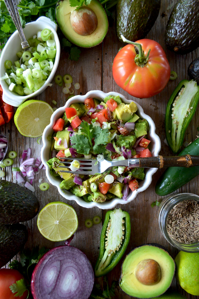 Ensalada de aguacate, tomate y cilantro en un cuenco blanco